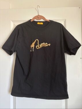 Dime Black Tee with Giraffe Script Graphic